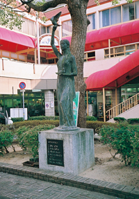 ブロンズ像 “平和への願い” （1974年設置）