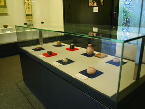   清荒神清澄寺「史料館」では 「荒川豊藏―美濃古陶の再現と創造―」展開催中